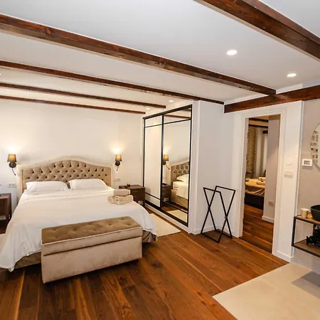 Luxury And Timeless Haven - Two Bedroom With Balcony Appartement Rovinj