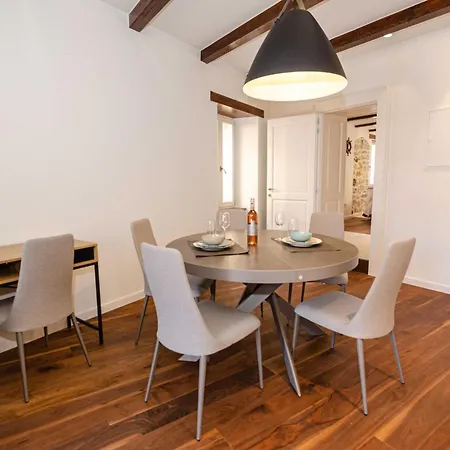 Luxury And Timeless Haven - Two Bedroom With Balcony *