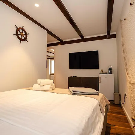 Luxury And Timeless Haven - Two Bedroom With Balcony Rovinj