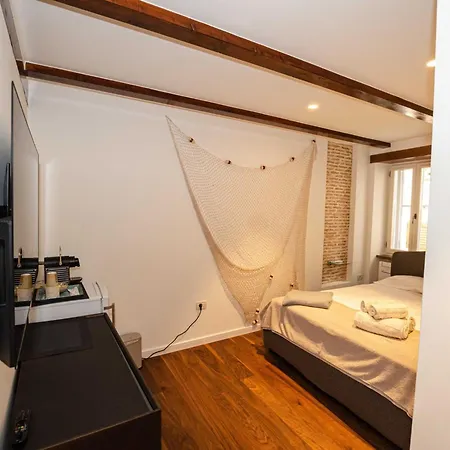 Luxury And Timeless Haven - Two Bedroom With Balcony *
