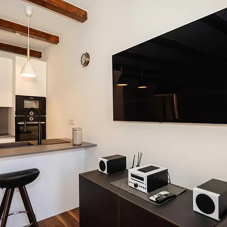 Luxury And Timeless Haven - Two Bedroom With Balcony Appartement