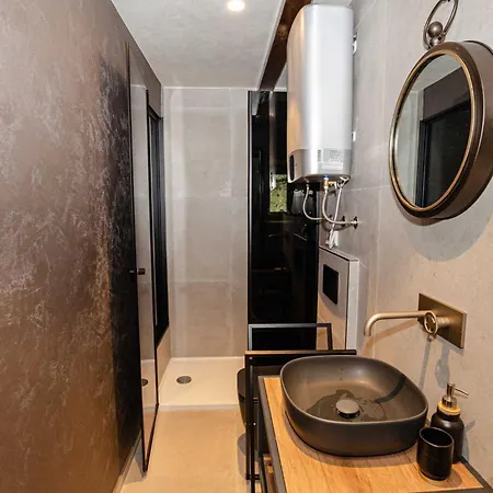 Luxury And Timeless Haven - Two Bedroom With Balcony Appartement