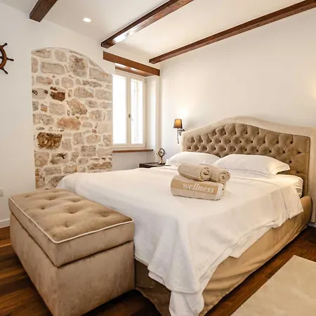 Luxury And Timeless Haven - Two Bedroom With Balcony *