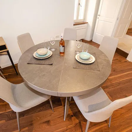 Luxury And Timeless Haven - Two Bedroom With Balcony Appartement Rovinj
