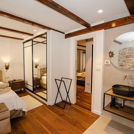 Luxury And Timeless Haven - Two Bedroom With Balcony *