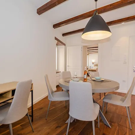 Luxury And Timeless Haven - Two Bedroom With Balcony