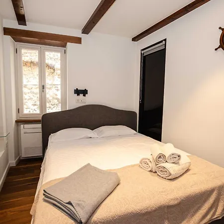 Luxury And Timeless Haven - Two Bedroom With Balcony *