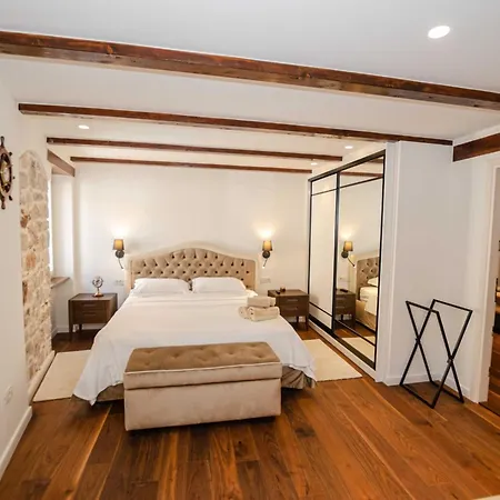 Luxury And Timeless Haven - Two Bedroom With Balcony Rovinj