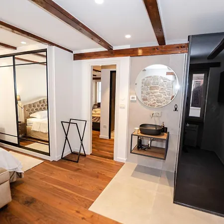 Luxury And Timeless Haven - Two Bedroom With Balcony Appartement Rovinj