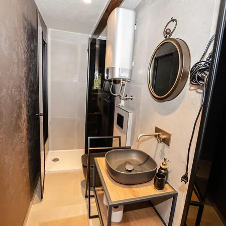 Luxury And Timeless Haven - Two Bedroom With Balcony