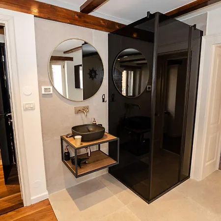 Luxury And Timeless Haven - Two Bedroom With Balcony Appartement